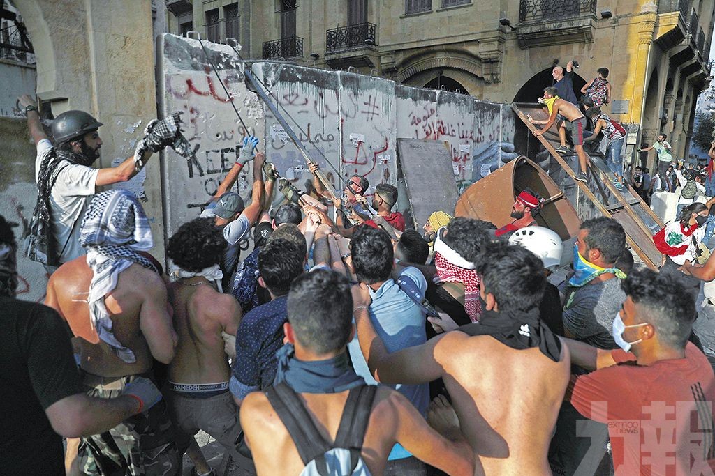 示威者攻佔政府機構釀一死238傷