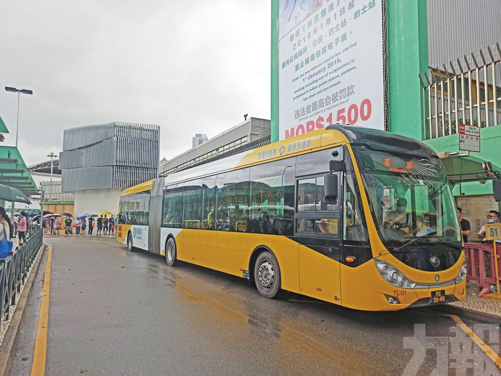 各站點排長龍 乘客：等咗好耐都無車