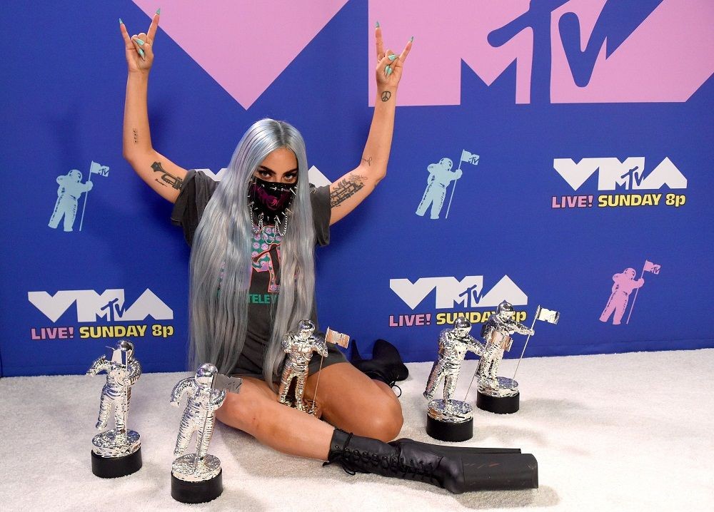 Lady Gaga戴罩奪五獎成大贏家