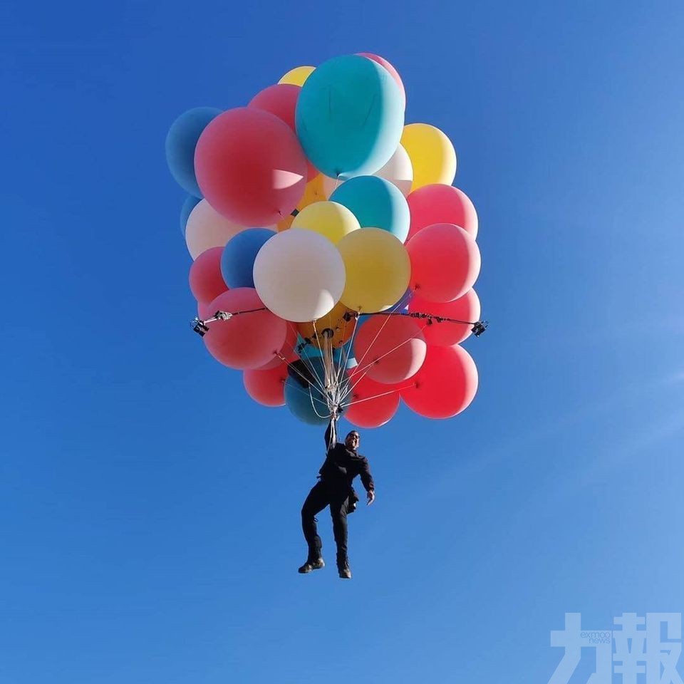 美魔術師用52顆氦氣球飛上天際
