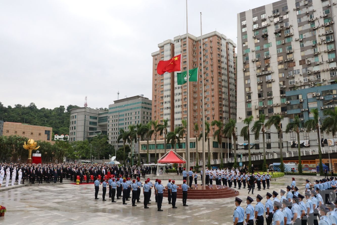 觀看市民激動落淚：祖國很強大