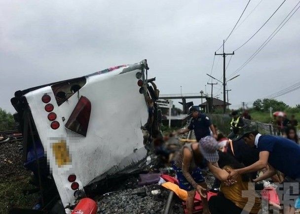 泰國觀光巴士與火車相撞遭削頂