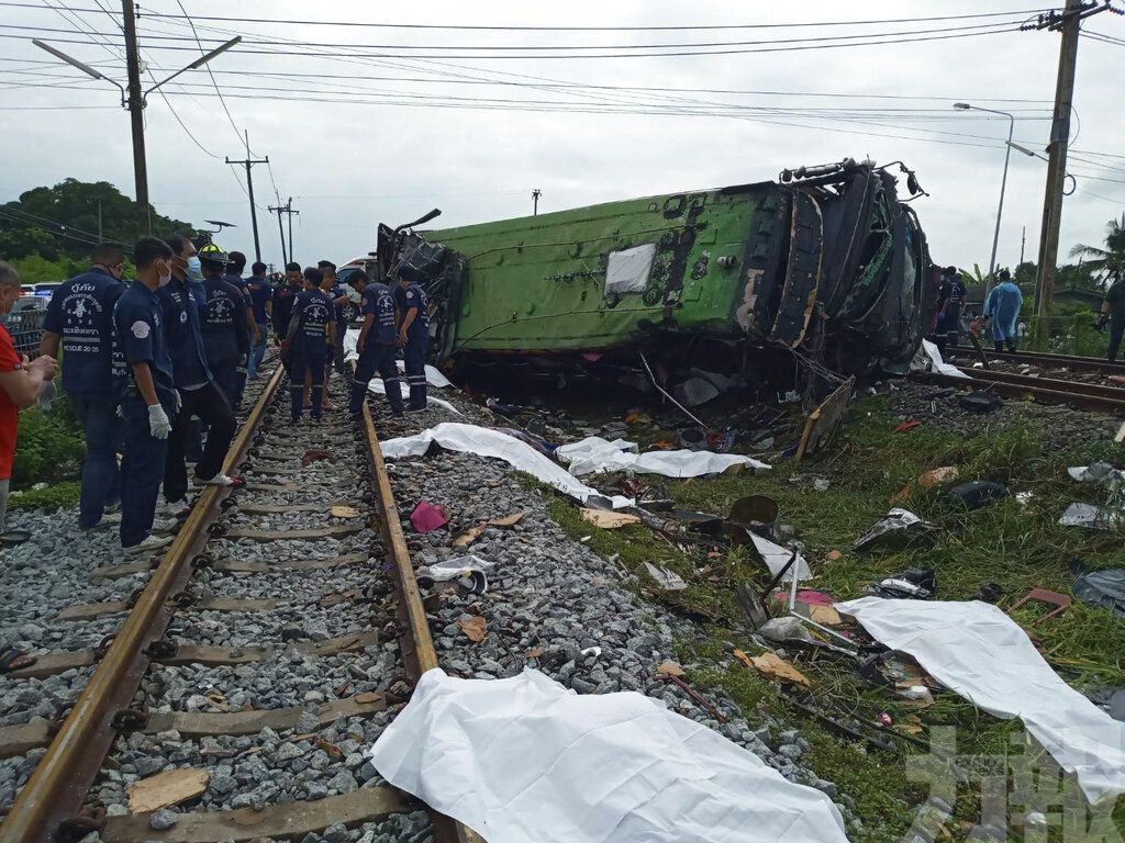 泰國觀光巴士與火車相撞遭削頂