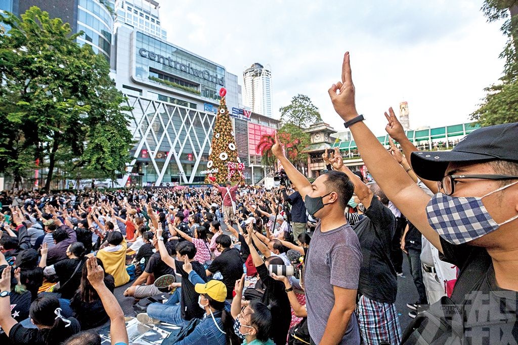 曼谷示威者包圍警察總部