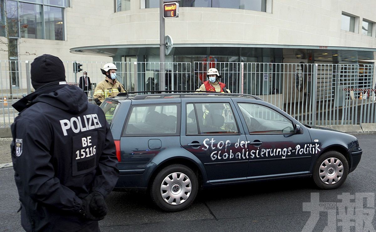 德國有車輛撞向總理辦公室大閘