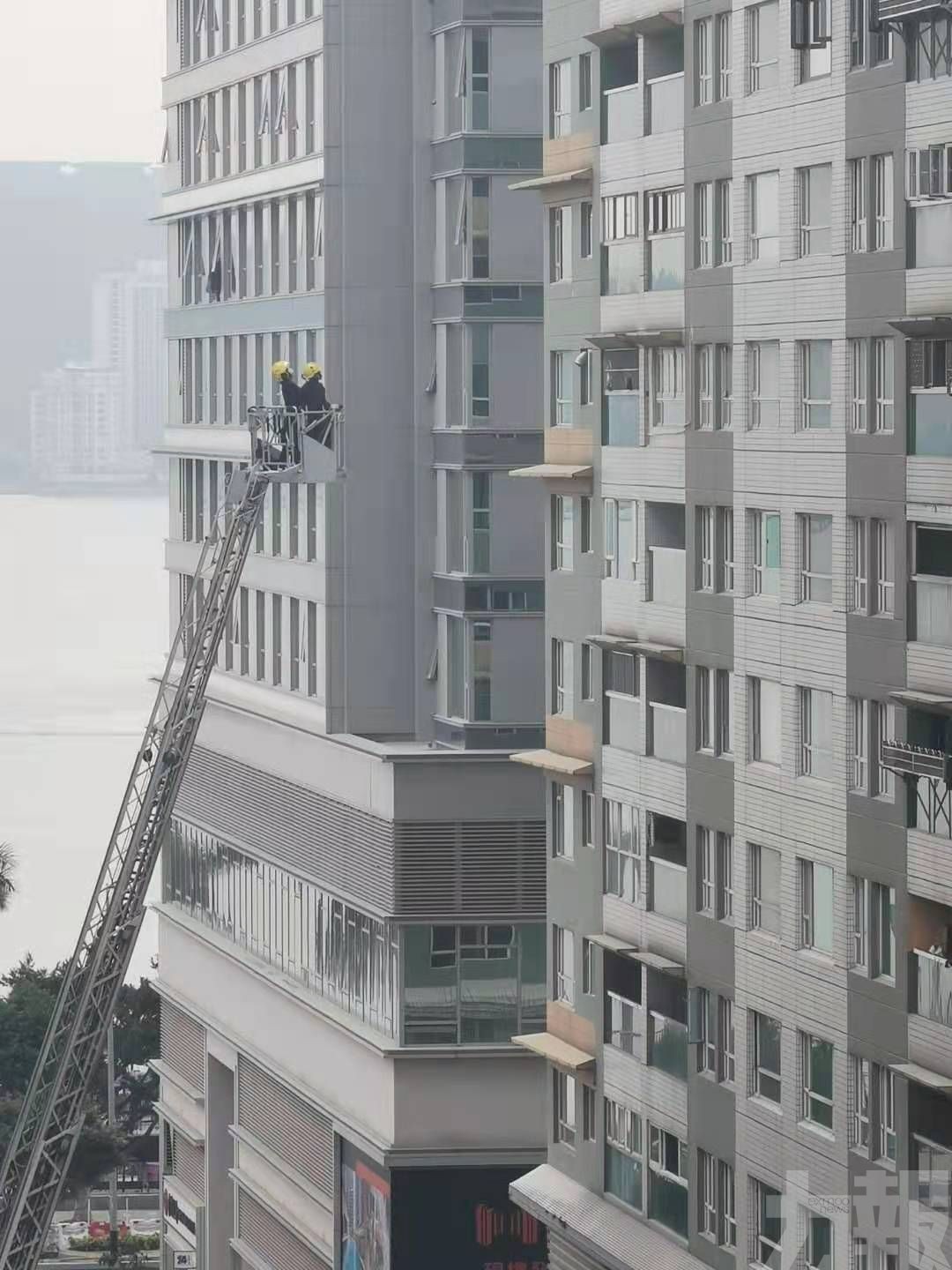 消防升雲梯檢查大廈外牆