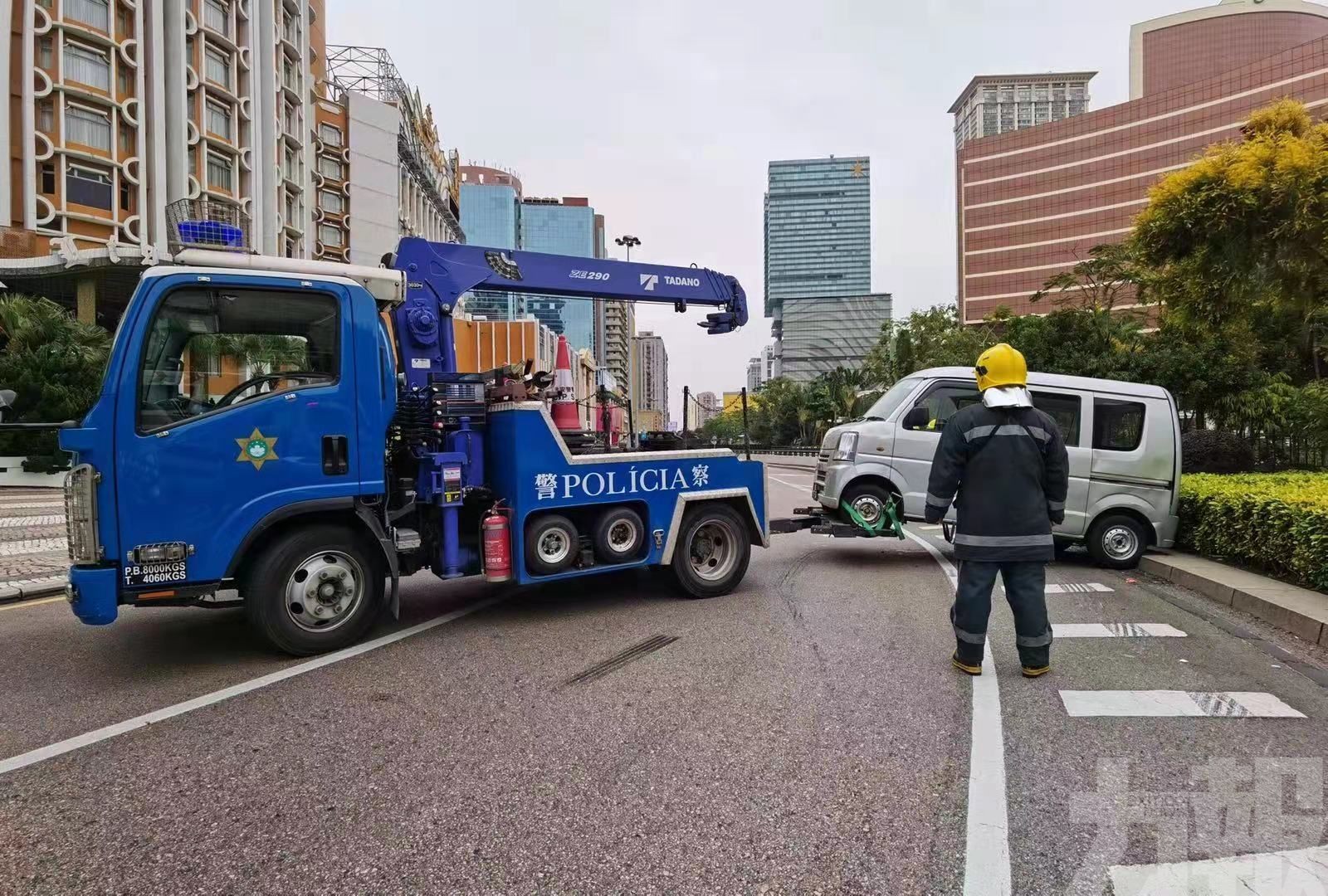 貨車翻側兩被困傷者送院
