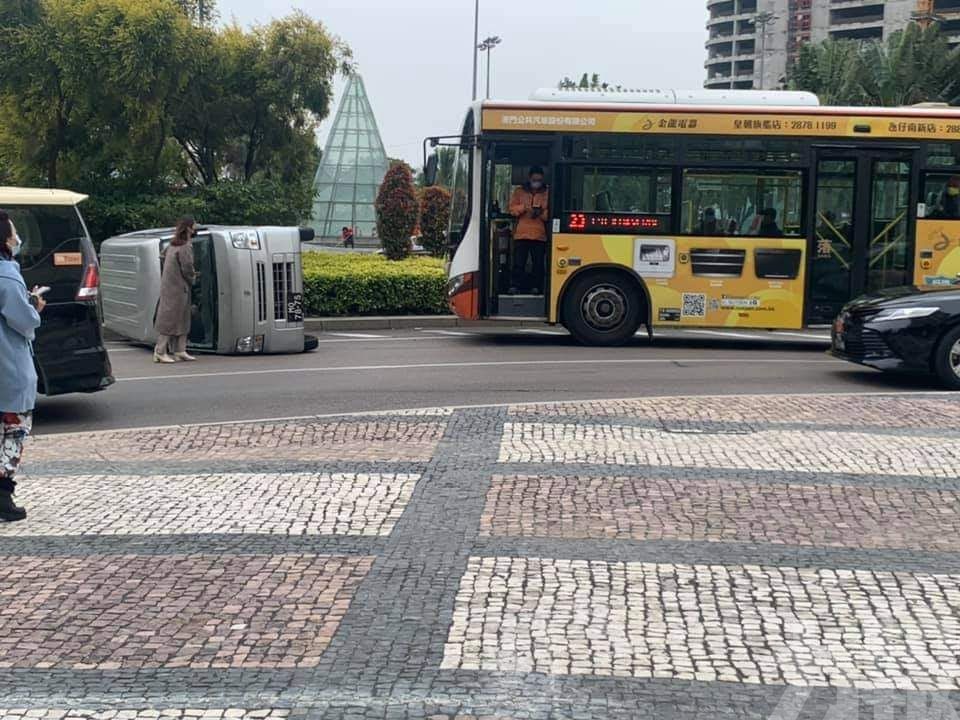 貨車翻側兩被困傷者送院