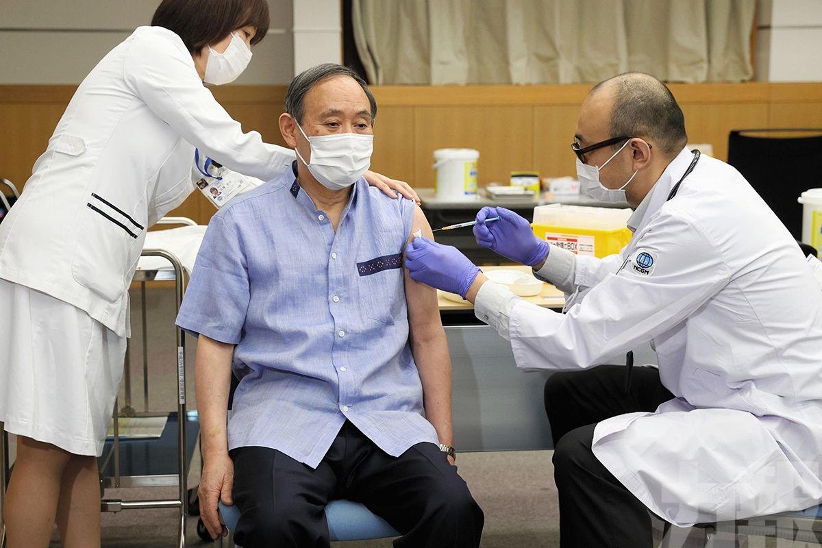 日本首相菅義偉接種新冠疫苗