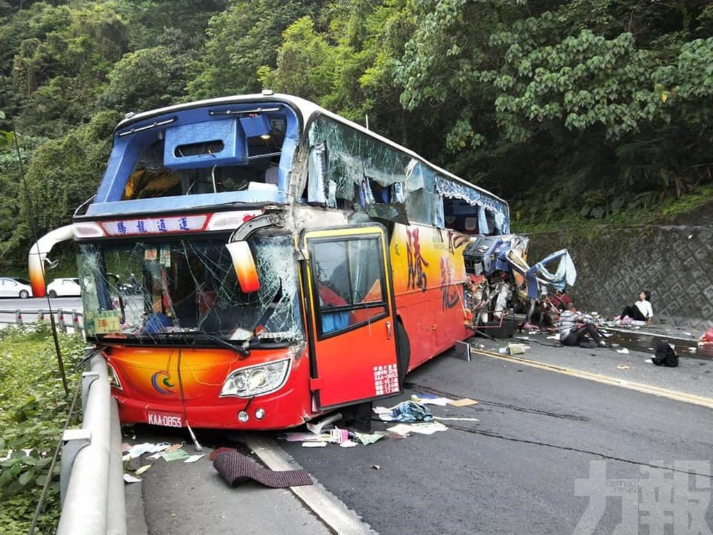 台灣旅遊巴撞山壁釀六死