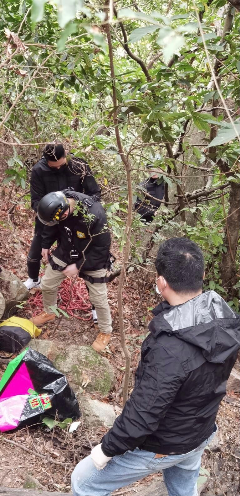 攀高牆 瀡燈柱 鑽夾萬偷71萬