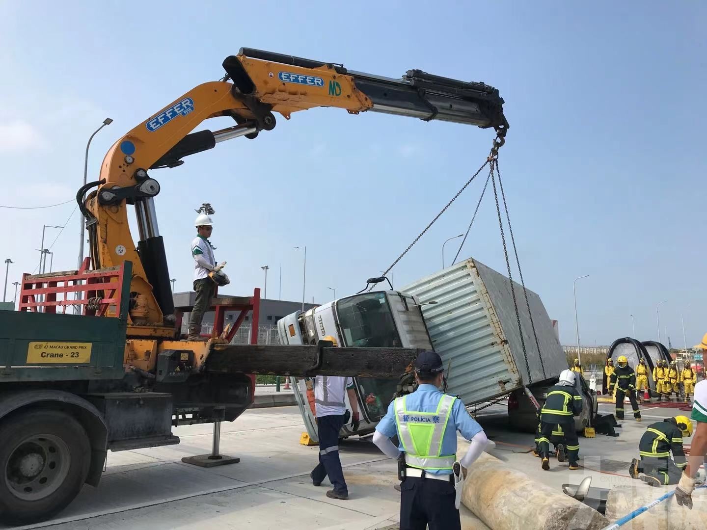 模擬貨車壓倒私家車 有人被困