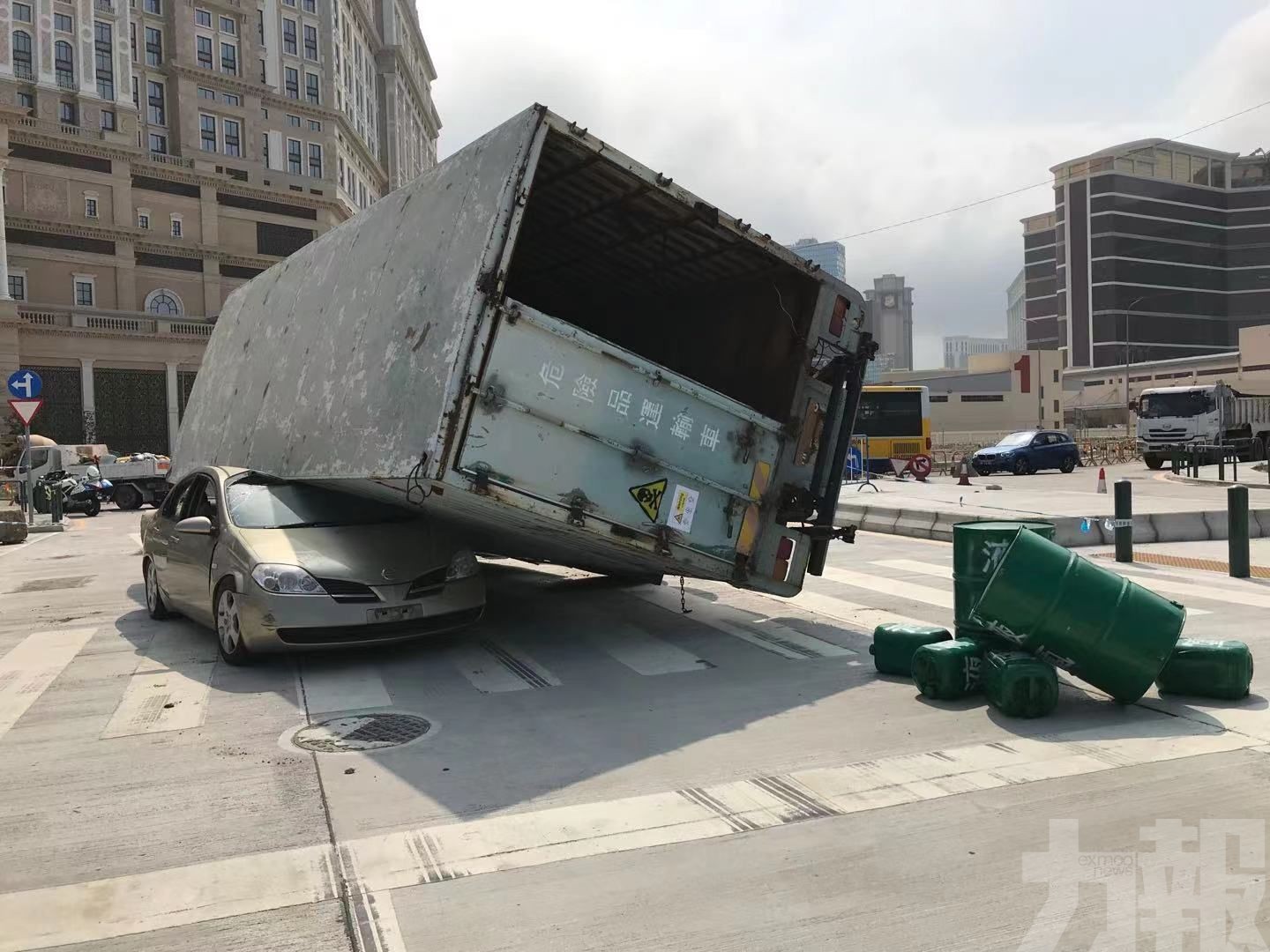 模擬貨車壓倒私家車 有人被困