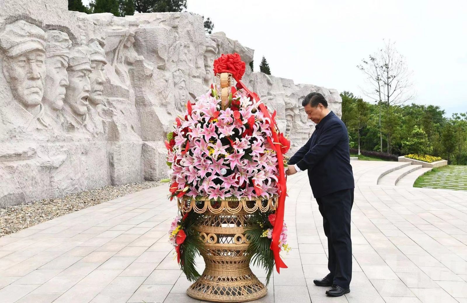 向湘江戰役烈士獻花