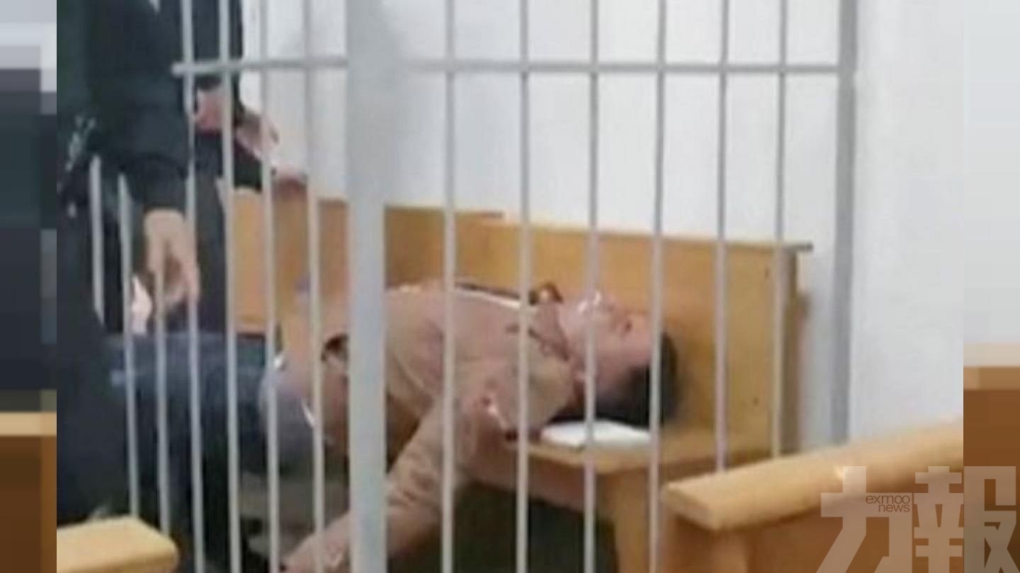 白俄政治犯當庭「鋼筆割喉」濺血