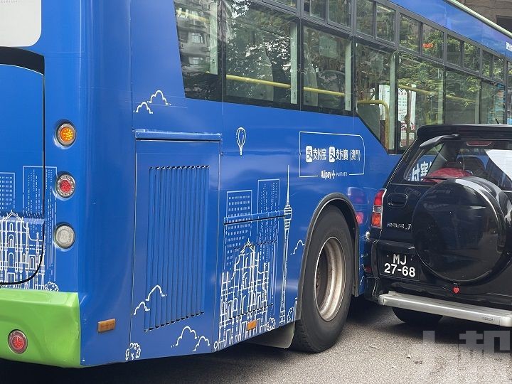 巴士與私家車相撞 無人受傷