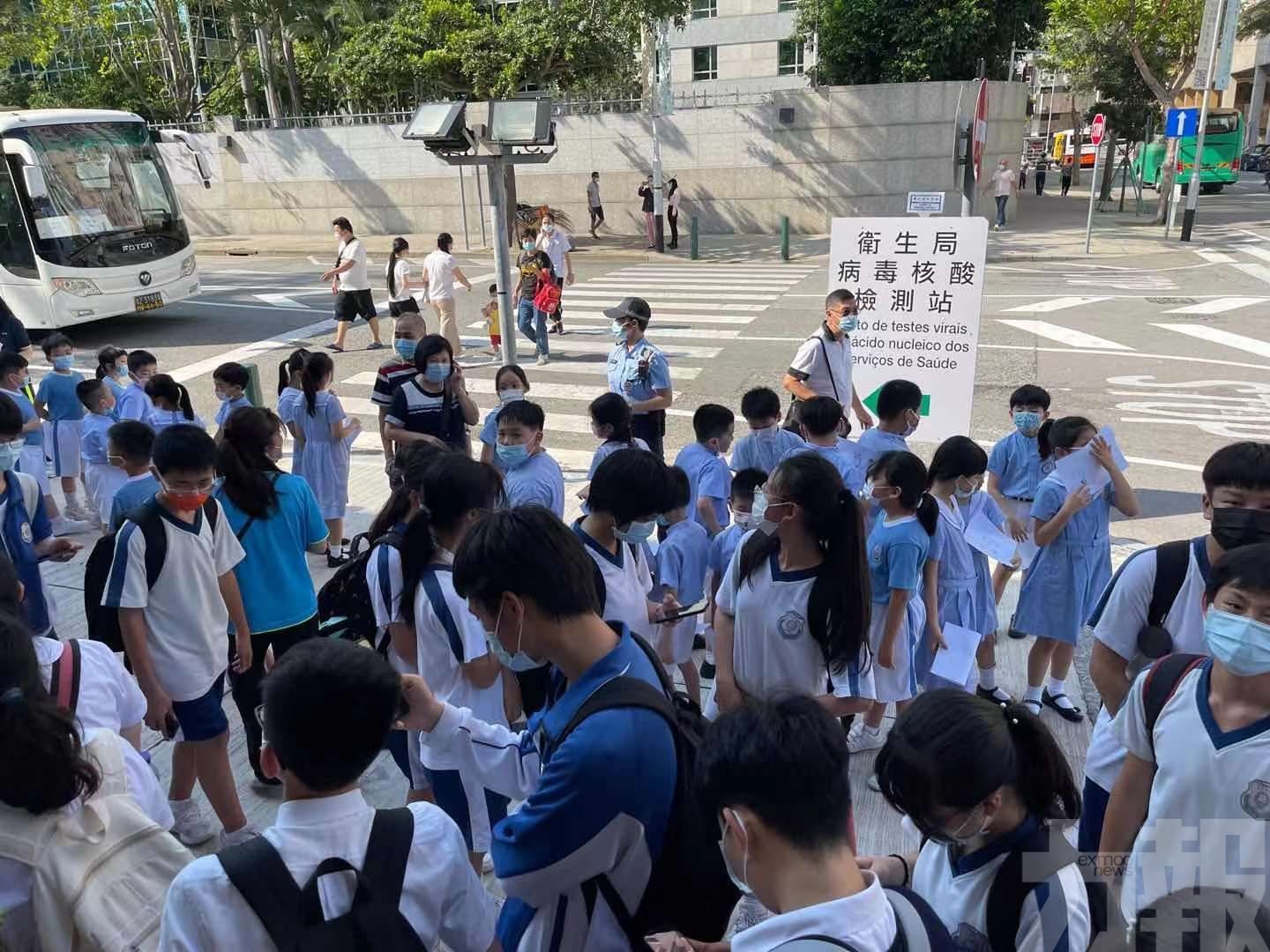 【通關收緊】綜藝館大批跨境師生排隊核檢