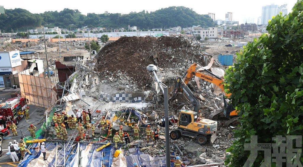 瞬間壓垮路過巴士釀9死