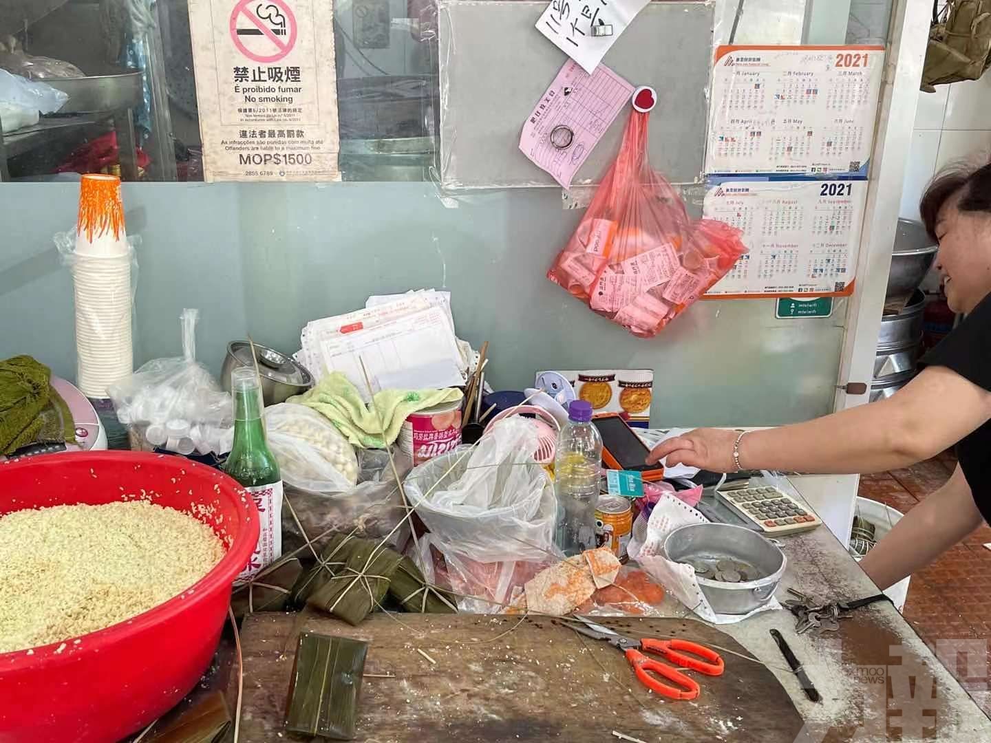 商戶：市民「慳住洗」生意跌半