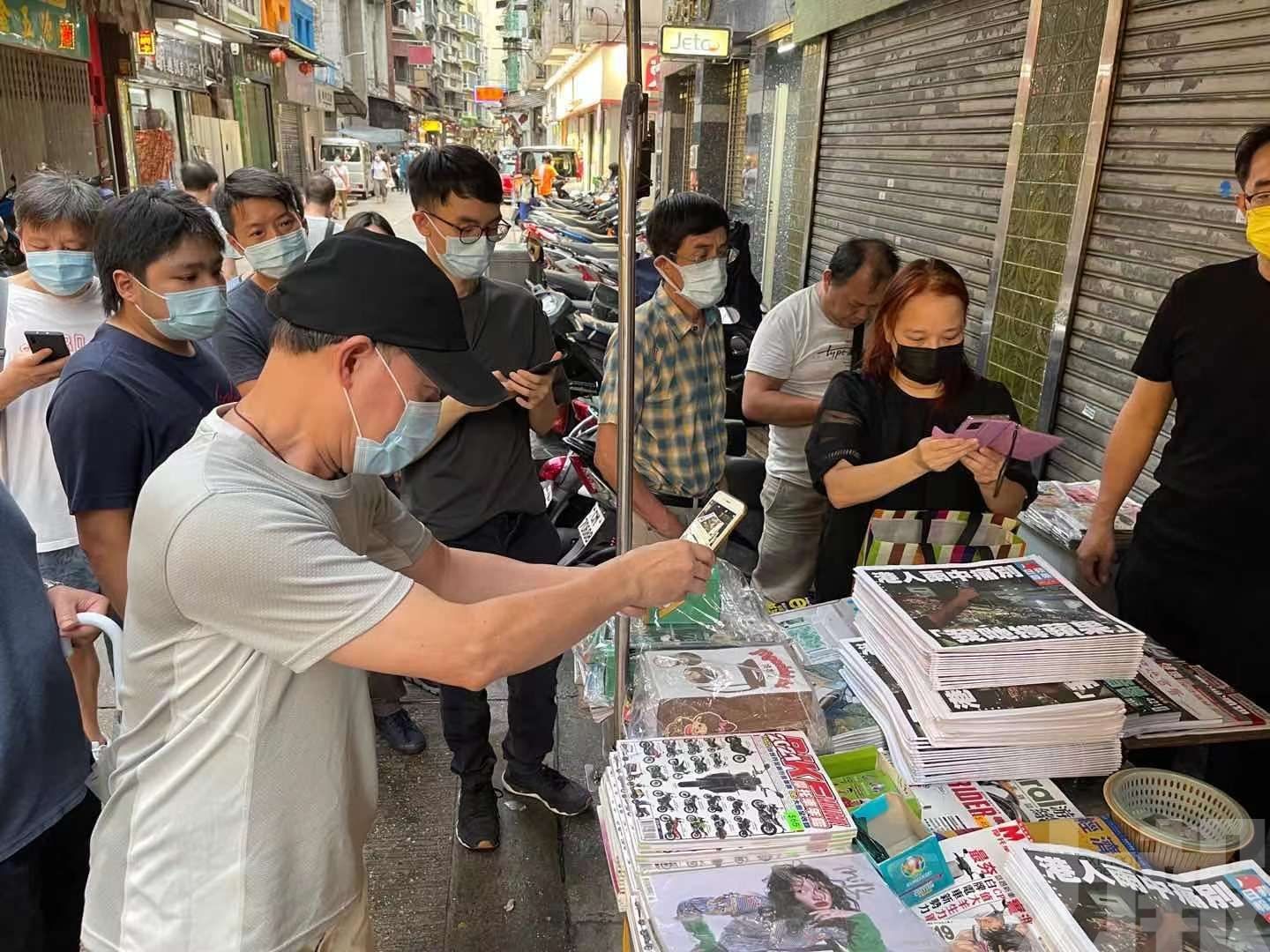 多處報攤排隊 市民：相信未來可再見！