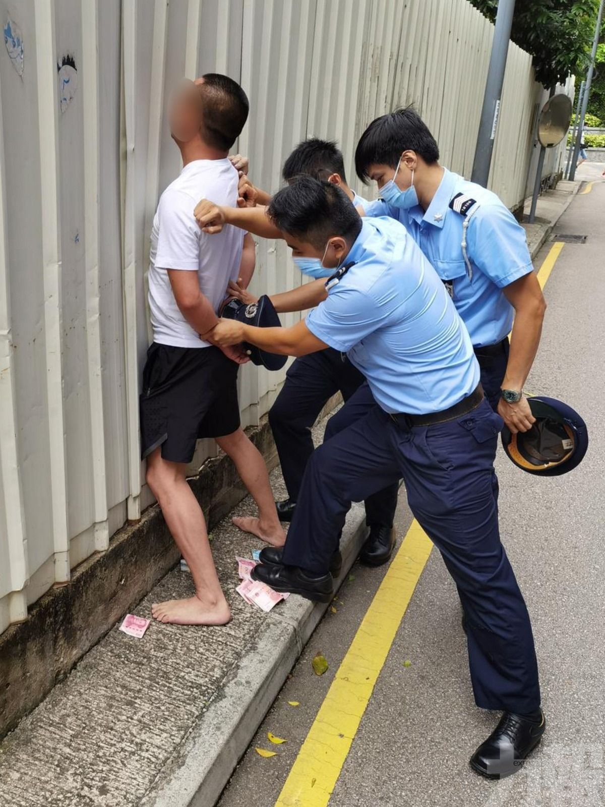 治安警五分鐘破案 速捕赤腳劫匪