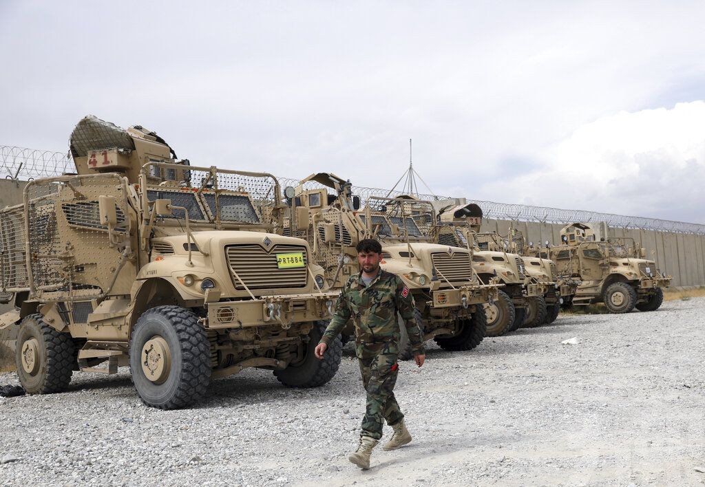 阿富汗政府軍轉身向塔利班投降？