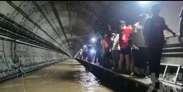 城市嚴重內澇 地鐵被淹水深及肩