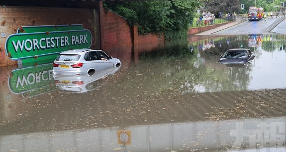 英國倫敦大雨導致街道嚴重積水