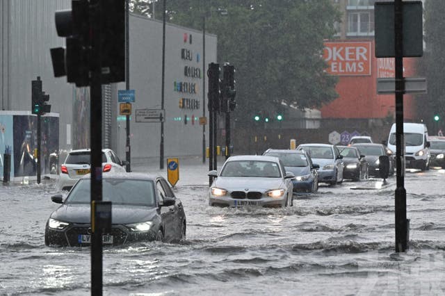 英國倫敦大雨導致街道嚴重積水