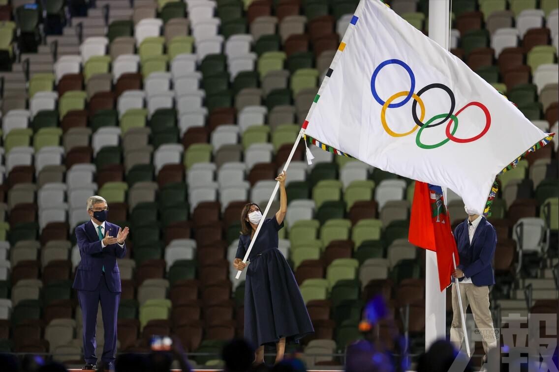 巴黎市長接過奧運會旗
