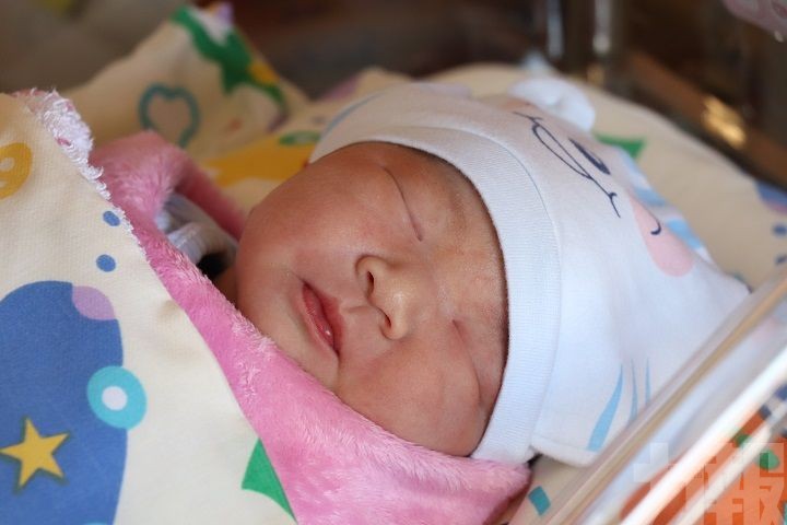 新生嬰兒​按年減少320​名