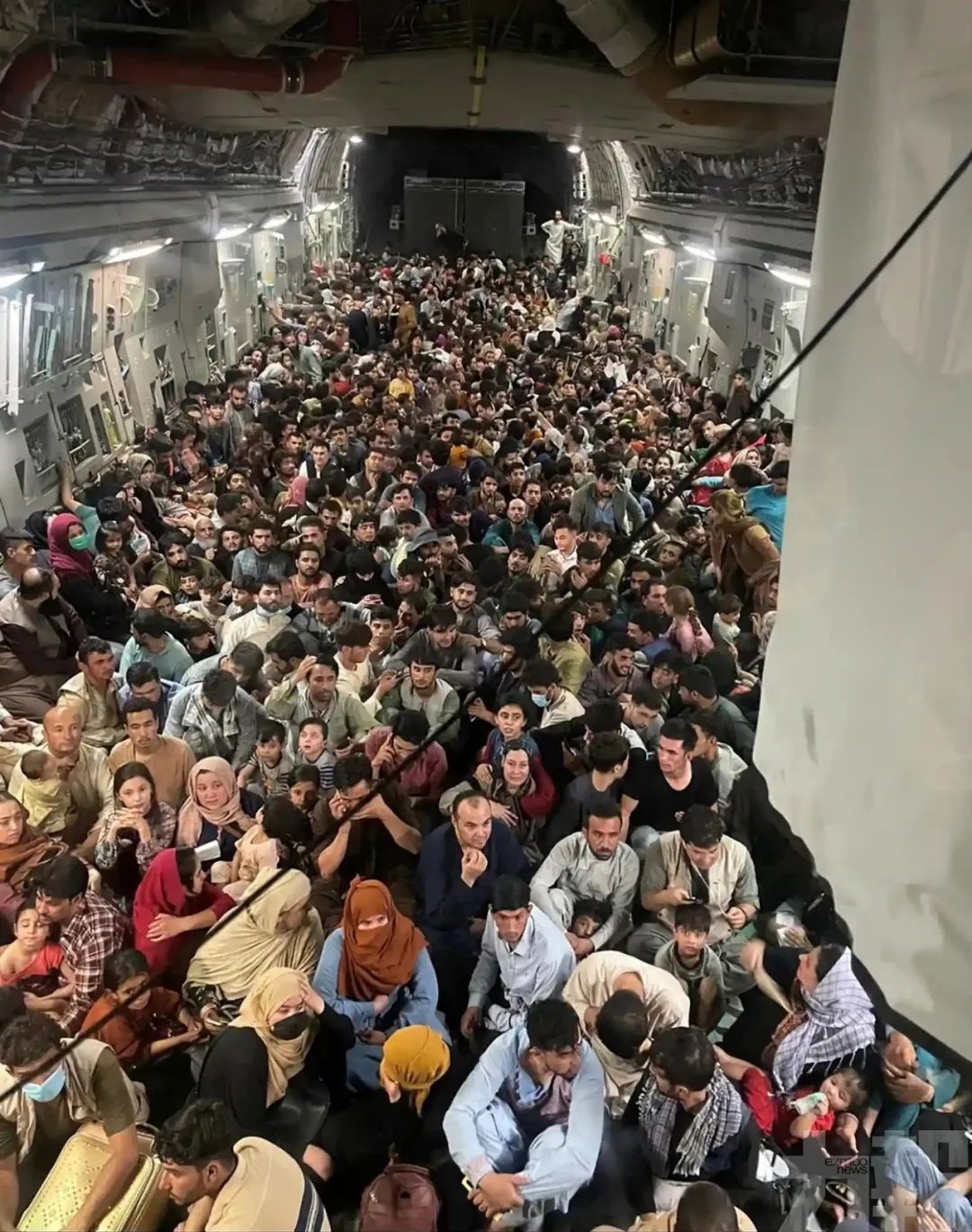 阿富汗640難民硬擠美運輸機畫面曝光