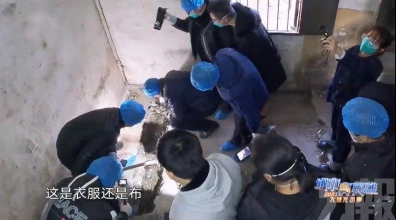 兒19年來不知媽媽就在地板下