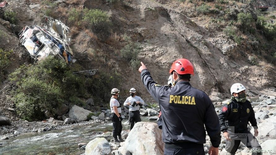 秘魯巴士墜200多米深山崖