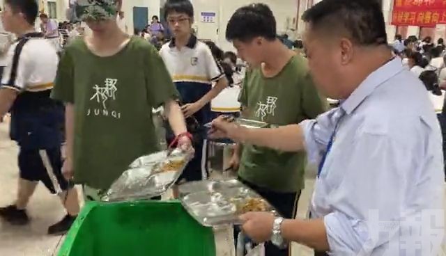 湖南一校長站垃圾桶旁吃學生剩飯