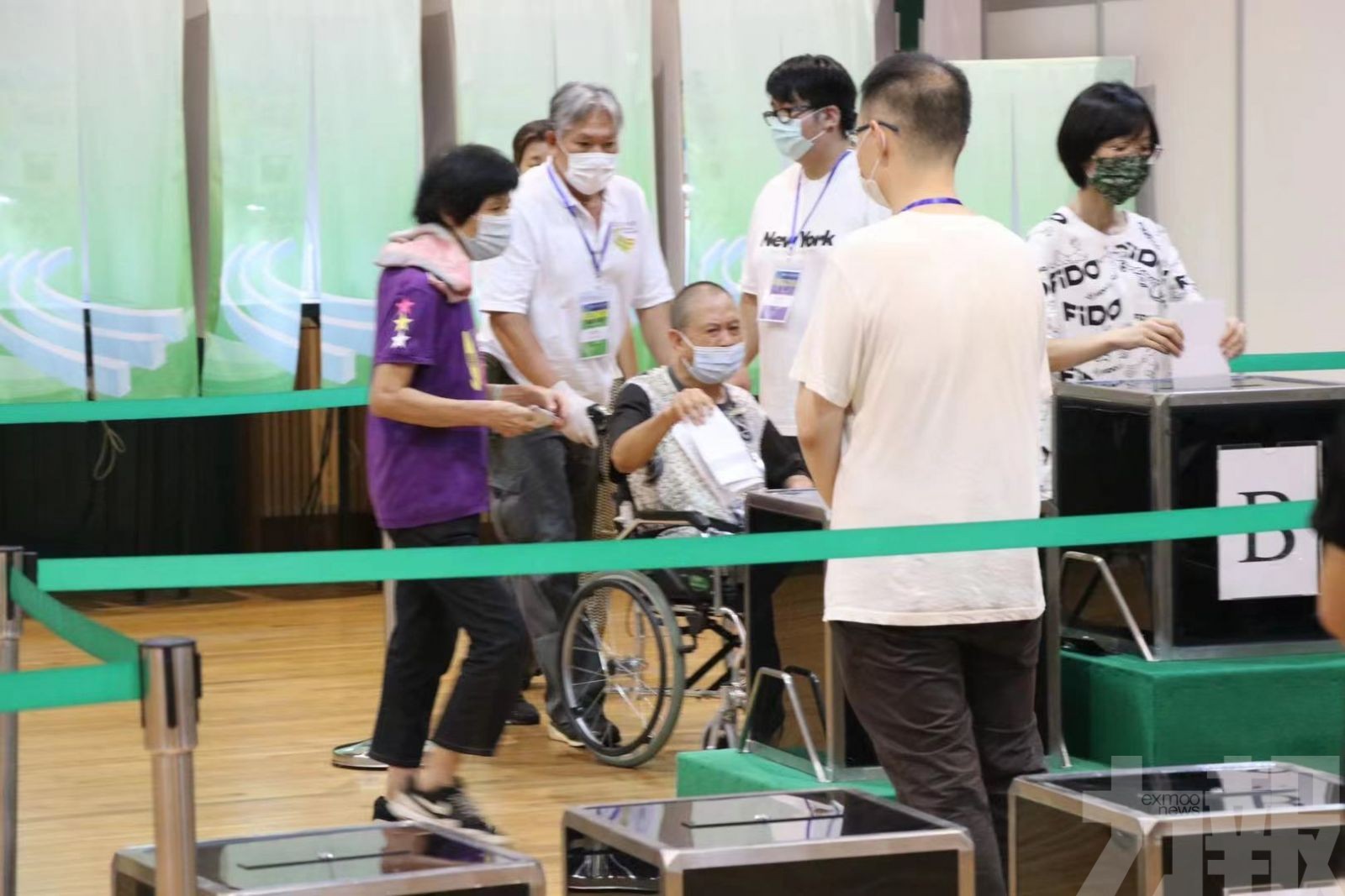 有輪椅人士由工作人員協助完成投票