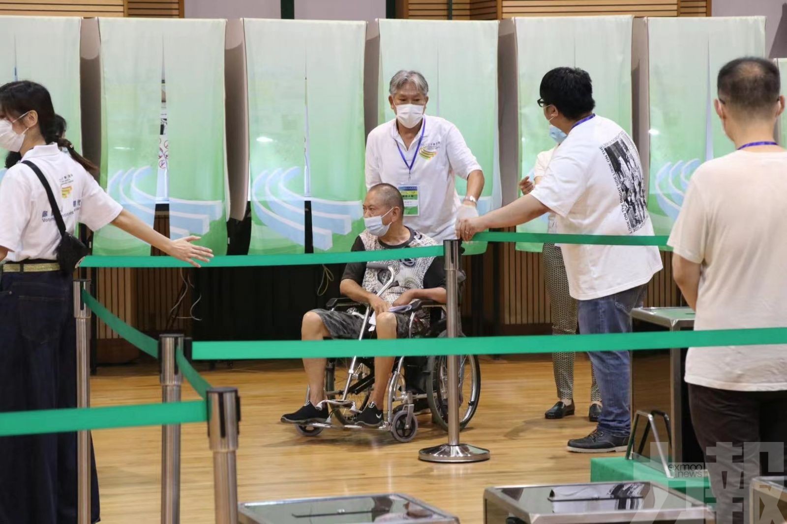 有輪椅人士由工作人員協助完成投票