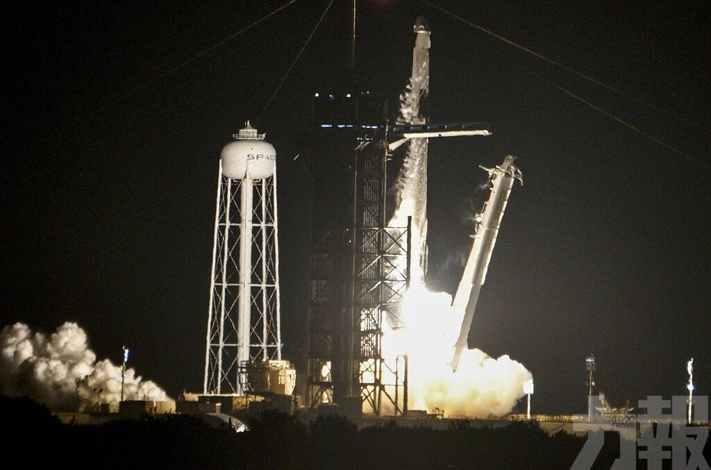 SpaceX首次送四名平民入太空