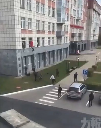 學生被迫跳樓逃生