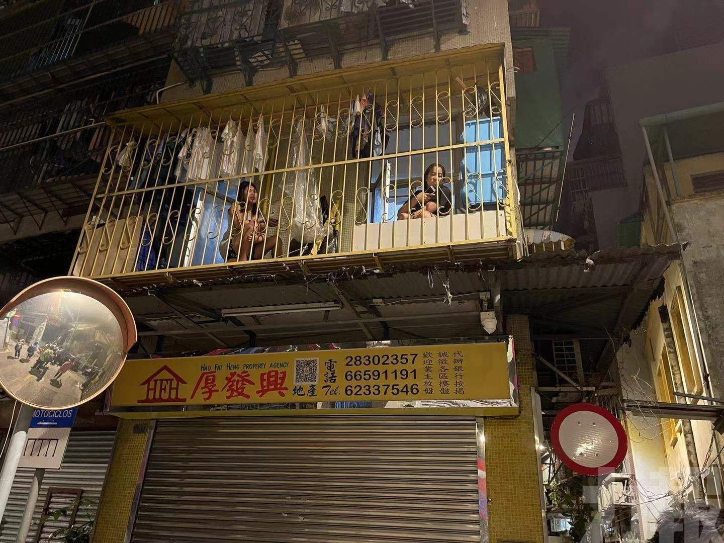 警方在封鎖區外拉起鐵閘圍封