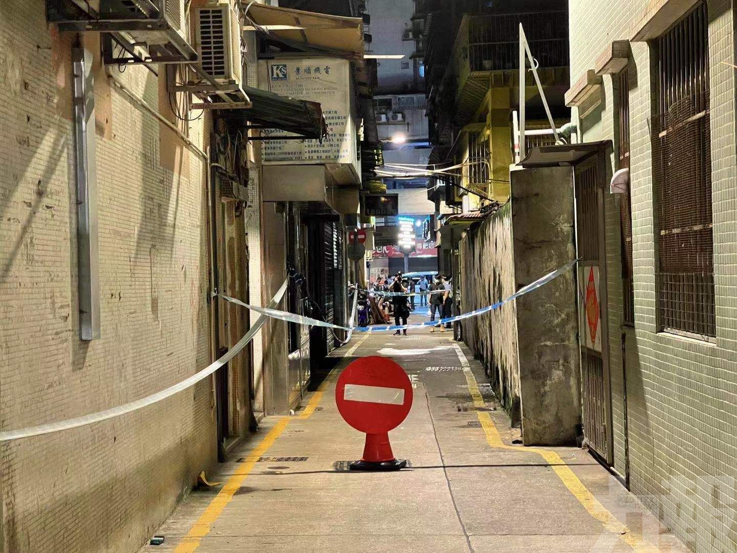 警方在封鎖區外拉起鐵閘圍封