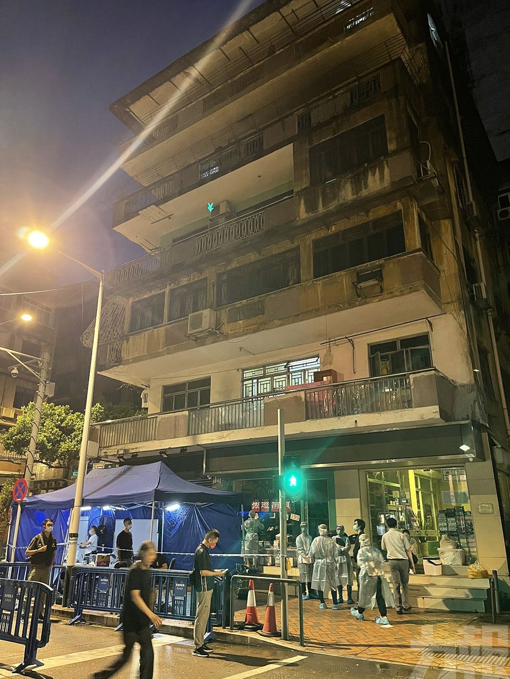 居民下樓接受核酸檢測