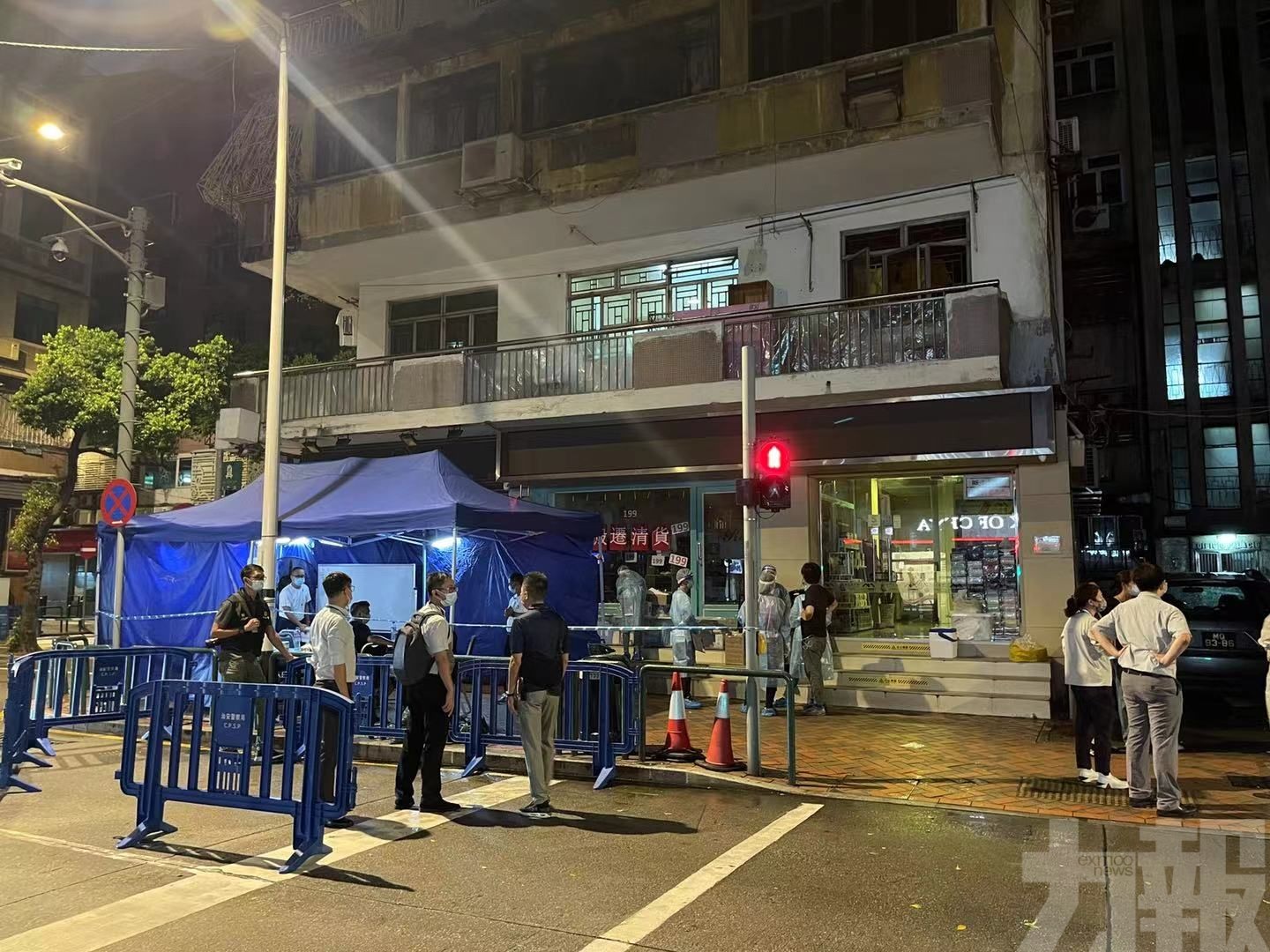 居民下樓接受核酸檢測