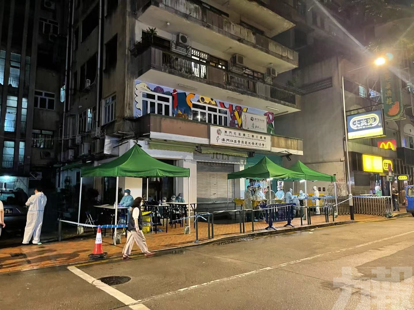 居民下樓接受核酸檢測