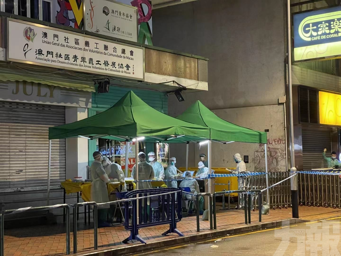 居民下樓接受核酸檢測