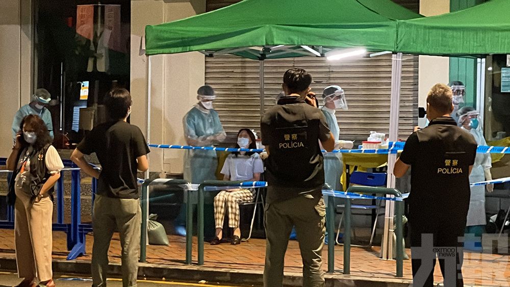 居民下樓接受核酸檢測