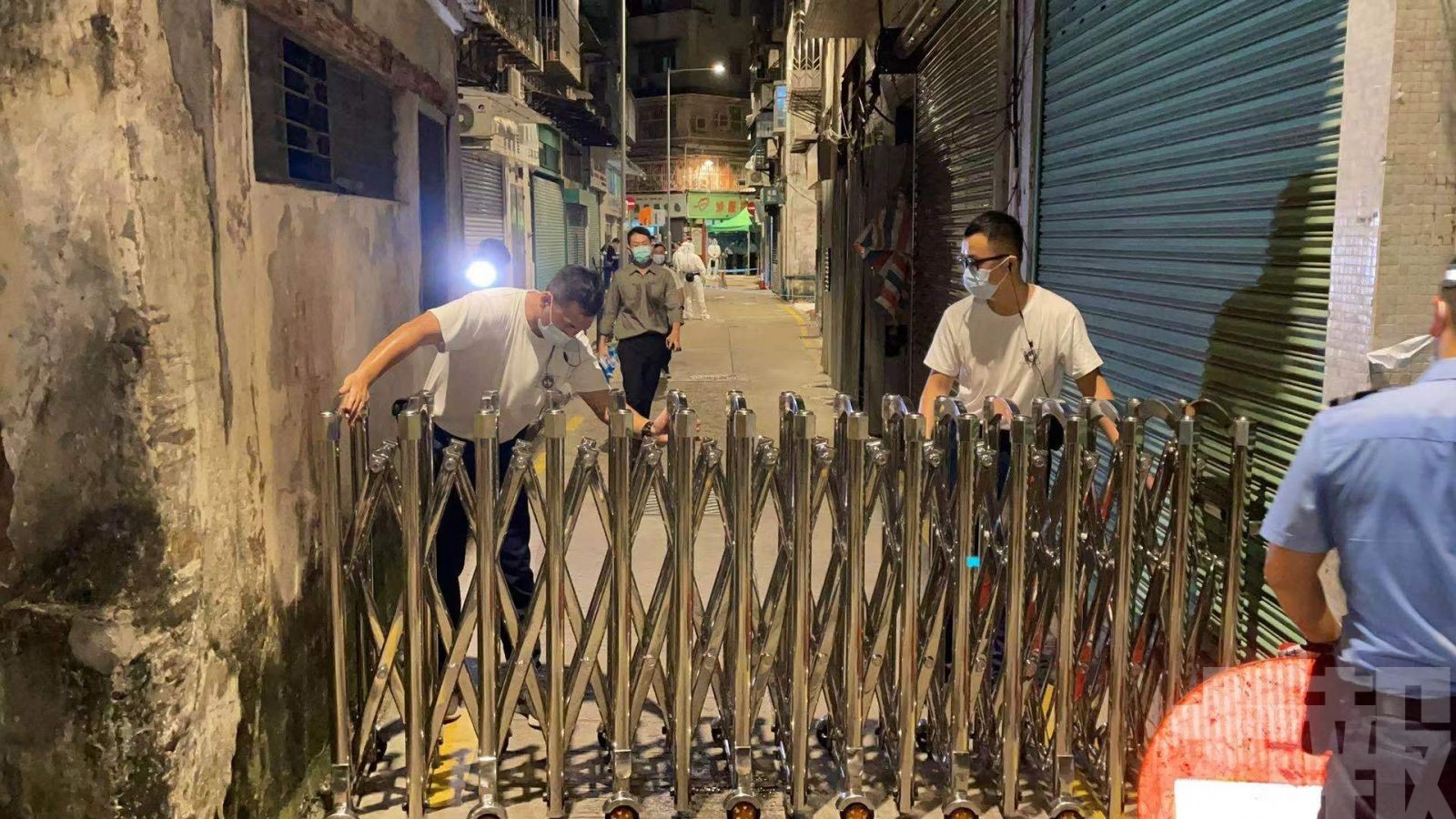 警方在封鎖區外拉起鐵閘圍封