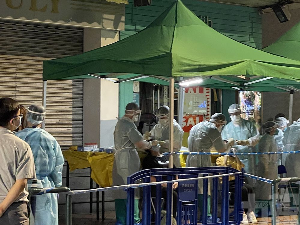 居民下樓接受核酸檢測