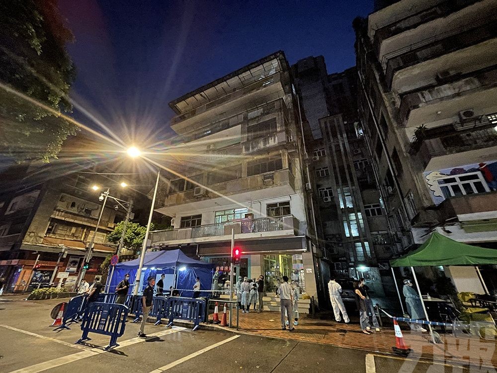 居民下樓接受核酸檢測