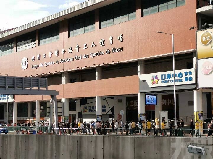 工人球場仍有900人排隊